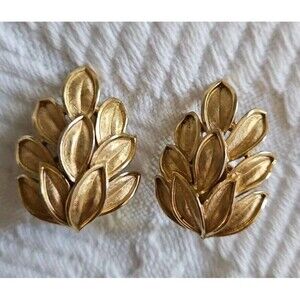 Vintage CROWN TRIFARI Textured Satin Berry & Leaf Gold Tone Button Clip Earrings